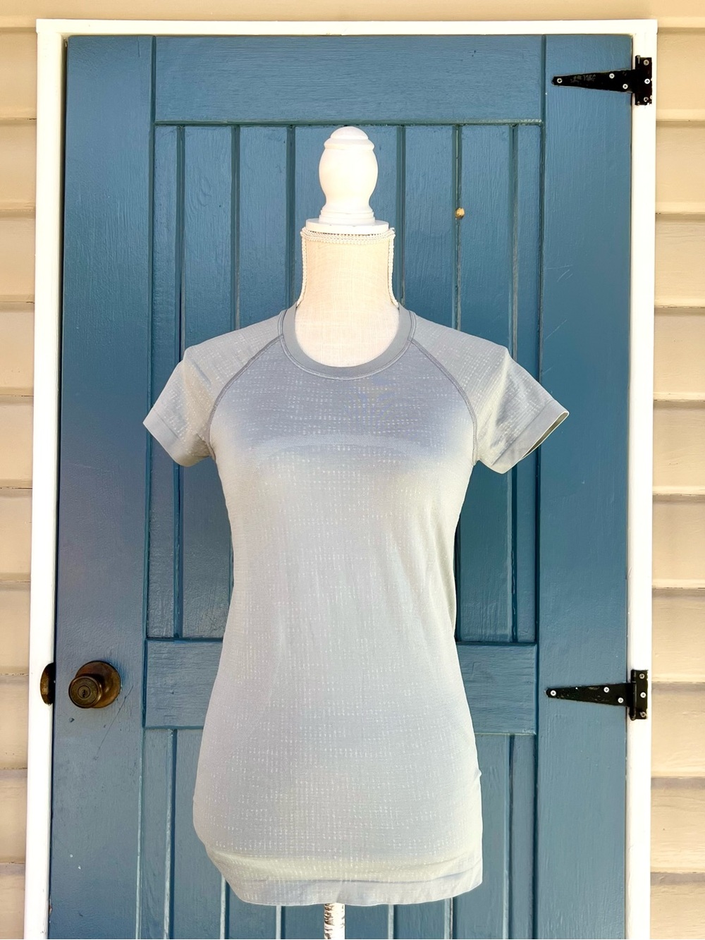 lululemon athletica Light Grey Short-Sleeve Tee Women’s Size Small (aka 6)